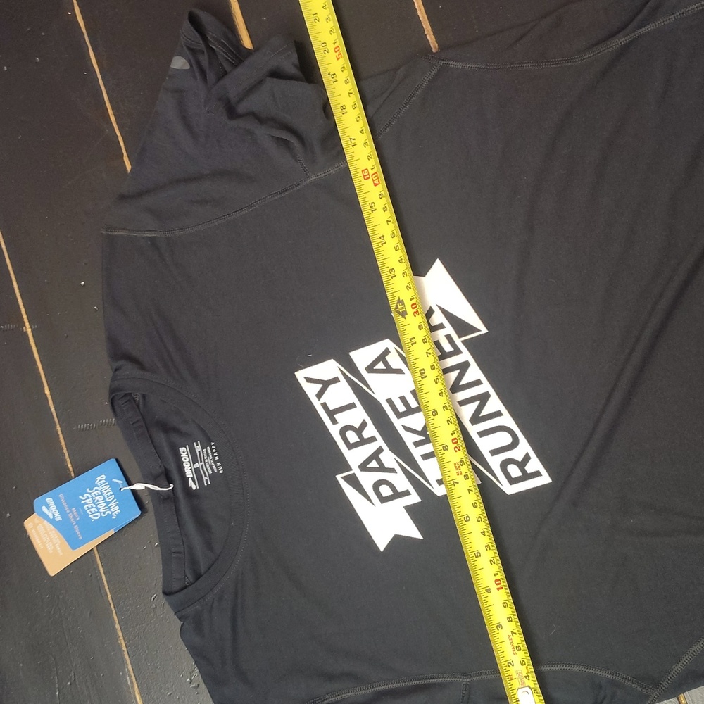 Brooks Black 'Party Like a Runner' UNISEX Distant Short Sleeve Tee - Picture 11 of 16